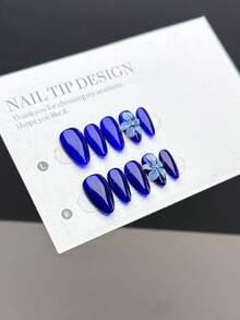 10 片纯手工制作的可佩戴美甲贴片，短杏仁形，按压式假指甲，简约风格，光滑亮泽的亮蓝色指甲表面，饰以手工雕刻的三维蓝色花朵，适合女性和女孩在日常场合和节日佩戴，附赠一套美甲贴片。 - 彩色 - 查看 2