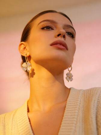 1 par de pendientes de trébol elegantes y únicos para mujeres, joyas con amuleto de la suerte con diamantes brillantes, adecuados para San Valentín, aniversario, cumpleaños, días festivos, uso casual diario, regalo para amante o amigo