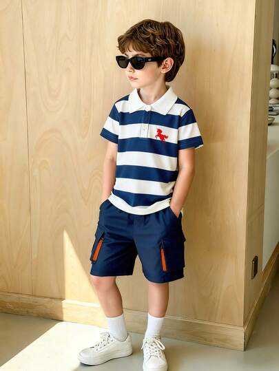 男童条纹Polo衫和工装短裤两件套，红色骏马刺绣细节，藏蓝色工装短裤，清新学院风与酷炫休闲风完美融合