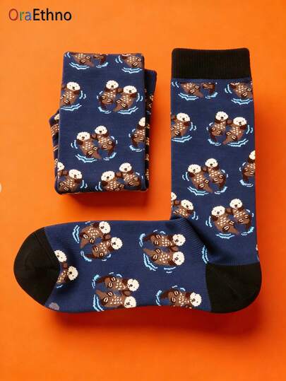 一双男士可爱海獭主题中筒袜（印有萌萌的海獭情侣和海浪图案），卡通撞色设计，吸汗柔软舒适保暖，新颖别致，是送给动物爱好者/男友/儿子/丈夫的理想生日/圣诞礼物，秋冬季必备舒适日常穿着袜。