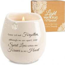 Pavilion - Candelero de 8 onzas, Tarro de cerámica Blanco con Vela de Cera de Soja 100% Aroma de Tranquilidad Que se ha ido Pero no se Olvida, Regalo Ideal para el Amor Que pasó, Texto Impreso y Tema - En memoria, la luz permanece - Ver 1