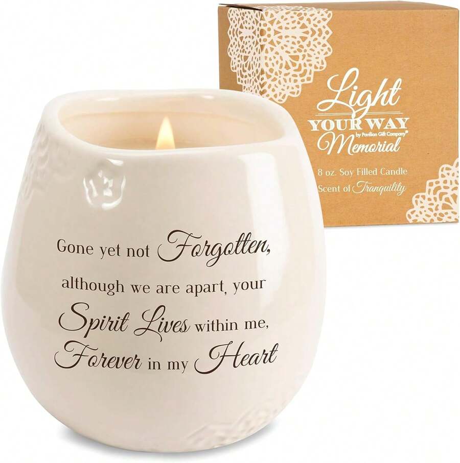 Pavilion - Candelero de 8 onzas, Tarro de cerámica Blanco con Vela de Cera de Soja 100% Aroma de Tranquilidad Que se ha ido Pero no se Olvida, Regalo Ideal para el Amor Que pasó, Texto Impreso y Tema - En memoria, la luz permanece - Ver 1