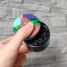 50毫米四层金属研磨器，彩色卡通图案设计草药研磨器，多种款式可选 - 手动四层锌合金金属研磨器，吸烟者必备礼物，节日礼物！圣诞礼物！