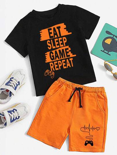 男童标语印花短袖T恤和短裤套装