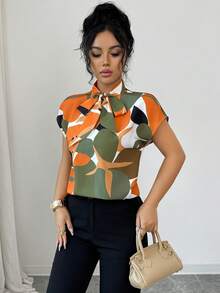 女士休闲、优雅、时尚的系带衬衫，饰有通体印花，适合早午餐、购物、春夏以及返校季和假期穿着。 - 彩色 - 查看 5