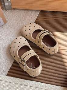 这款女童鞋采用浅米色波点面料，搭配同色系双扣设计，展现出可爱俏皮的风格。鞋垫上印有品牌标志。 - 杏色 - 查看 3