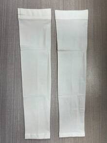 这款篮球护臂两件装采用压缩面料（支撑肌肉，减轻疲劳）和透气吸湿设计（在激烈运动中保持手臂凉爽）。它们可以防止擦伤和日晒，有多种鲜艳的颜色可供选择，并且适合各种臂围。