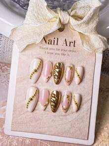 Bộ 10 miếng dán móng tay hình hạnh nhân màu trắng sữa thủ công, được trang trí bằng bột gương tròn vàng và họa tiết tương phản trắng sữa điểm xuyết hạt vàng. Bộ móng giả thanh lịch, lãng mạn và tối giản này toát lên vẻ tinh tế, gợi cảm và sang trọng. Thích hợp cho sử dụng hàng ngày, hẹn hò, hòa nhạc và các dịp công sở nhẹ nhàng, là món quà tuyệt vời dành cho phụ nữ và các cô gái. - Nhiều màu - Xem 1