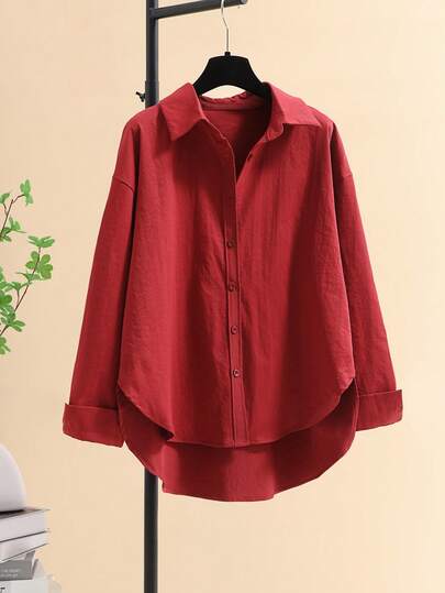 极简翻领长袖宽松女式衬衫外套，采用衬衫领和不对称下摆设计