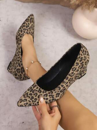 Högklackade skor i leopardmönster i Europa och amerikansk stil, nya, spetsig klack, sexiga och eleganta pumps för kvinnor