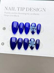 10 片纯手工制作的可佩戴美甲贴片，短杏仁形，按压式假指甲，简约风格，光滑亮泽的亮蓝色指甲表面，饰以手工雕刻的三维蓝色花朵，适合女性和女孩在日常场合和节日佩戴，附赠一套美甲贴片。 - 彩色 - 查看 3