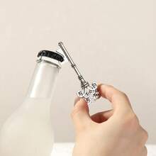 This Vintage Bottle Opener Is Shaped Like A Crown Key, Making It A Unique And Charming Addition To Your Bar Or Kitchen. Ideal As A Small Wedding Party Gift Or A Fun Kitchen Gadget. - 銀色 - 查看 4