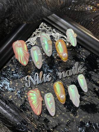 10件套杏仁美甲亚克力套装，波西米亚公主风装饰套装，粉色猫眼和白色猫眼美甲贴片，3D立体钢珠美甲配件装饰，Y2K风格美甲套装，手绘3D立体水滴和几何图案，适合女性和女孩，可用于节日、日常、工作、聚会等场合，套装包含1个迷你指甲锉和1张双面胶标签，也是送给女孩的绝佳礼物。