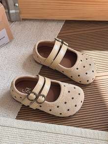 这款女童鞋采用浅米色波点面料，搭配同色系双扣设计，展现出可爱俏皮的风格。鞋垫上印有品牌标志。 - 杏色 - 查看 5
