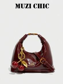 新款时尚小丑纯色PU防水面料手提包，字母图案装饰设计，拉链开合，方形手提包，酒红色手提包，带吊坠装饰设计，可斜挎，适合购物。