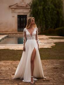 Sleek Long Sleeve A-Line Wedding Dress With Deep V Neckline And High Side Slit – Luxe Floor-Length Ivory Bridal Gown Featuring A Dramatic Plunge Front, Elegant Full-Length Sleeves, And A Flowing A-Line Silhouette With A Graceful Leg Slit. This Sophisticated Gown Offers A Modern And Alluring Look, Perfect For Creating An Enchanting And Captivating Bridal Moment. Ideal For Weddings, Holiday Celebrations, Christmas Galas, Halloween Festivities, Prom Nights, Birthday Soirees, Anniversary Dinners, And Special Evenings. A Stunning Formal Gown Suitable For Bridal Ceremonies, Wedding Receptions, Festive Events, Formal Dinners, Graduation Balls, Homecoming Dances, Cocktail Receptions, Bridal Party Attire, And Unforgettable Celebration Moments. - 白色 - 查看 1