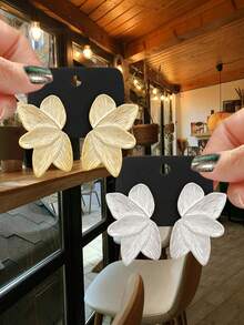 Betykuku 2 pares de pendientes de botón con diseño de hoja de árbol en dorado y plateado, para uso diario, regalo para mujeres y niñas - Mariposa B - Ver 7