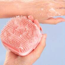 1个柔软硅胶去角质刷，温和去除死皮并按摩肌肤——一款有效的家用沐浴工具