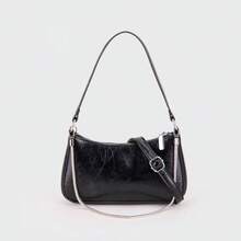 Eine zeitgenössische Tasche in Form eines französischen Baguettes, mit Metallketten-Details. Aus schwarzem PU-Leder gefertigt, bietet diese minimalistische Damen-Umhängetasche einen verstellbaren langen Riemen für das Tragen über der Schulter, was sie ideal für den täglichen Einkauf und ähnliche Anlässe macht.