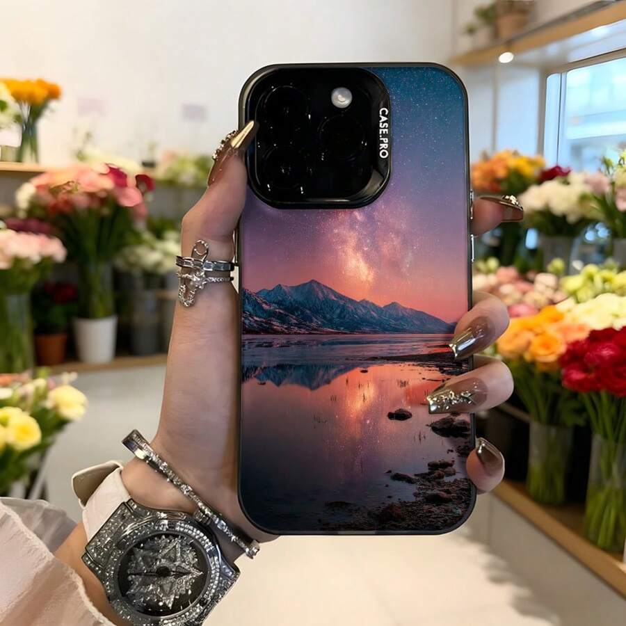 Cubierta de teléfono con diseño de montaña y lago al atardecer color morado y rosa con texto CASENO para uso diario y ocasiones especiales,Aplicable a los teléfonos de la serie Apple y Galaxy - Negro - Ver 1