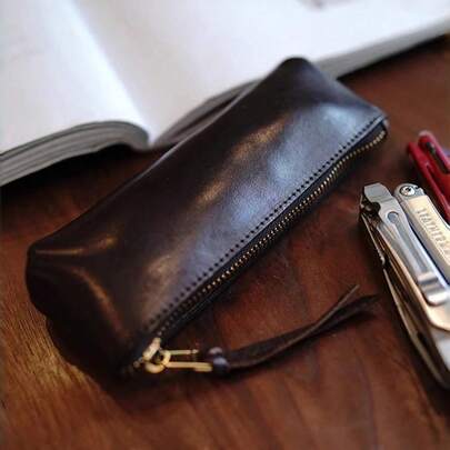 1个复古简约文具笔袋，采用柔软皮革制成，可用作玩具或化妆品收纳袋、文具收纳袋或铅笔盒