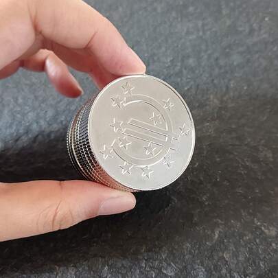 1 st mini-myntliknande zinklegeringskvarn med 4 lager, bärbar örtkvarn i fickformat med 42 mm diameter, present till rökare, högtidspresent, julklapp