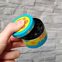 50毫米四层金属研磨器，彩色卡通图案设计草药研磨器，多种款式可选 - 手动四层锌合金金属研磨器，吸烟者必备礼物，节日礼物！圣诞礼物！