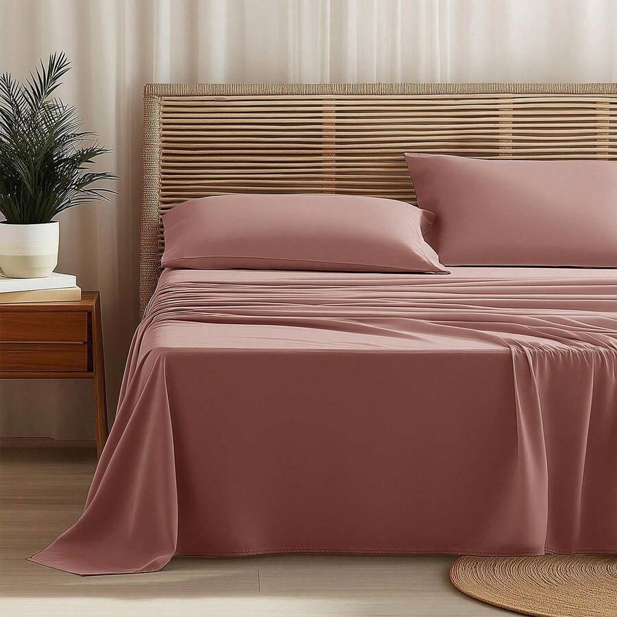 This Plain Microfiber 3/4-Piece Bedding Set Includes A Flat Sheet, Bedspread, And 1/2 Pillowcases. Available In A Variety Of Sizes: Single (90x200+25 Cm), Double (135x200+25 Cm), Queen (150x200+25 Cm), And King (180x200+25 Cm). Suitable For Bedrooms, Apartments, And Hotels, It's Ideal For Students, Couples, And Families With Different Sleep Needs. - 粉色 - 查看 1
