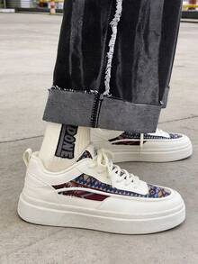 Zapatillas ligeras y transpirables de PU con puntera redonda y cordones para hombre, suela gruesa y diseño en bloques de color. Estas zapatillas informales para hombre presentan un diseño de puntera redonda con un patrón urbano único y una confección moderna, lo que las hace perfectas para la calle, el trabajo y el deporte. Esta edición limitada es un calzado deportivo casual versátil para skateboarding, ideal para hombres jóvenes. - Rojo - Ver 4