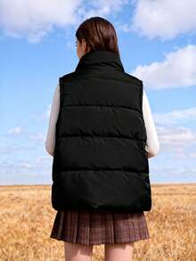 Esta chaqueta negra de plumón sin mangas es ligera y cálida, con cremallera frontal y cuello alto, ideal para usar en capas en otoño e invierno. Su tejido resistente y cómodo crea un estilo urbano e informal, perfecto para el día a día o para actividades al aire libre. ¡Abrigada y con estilo! - Negro - Ver 3