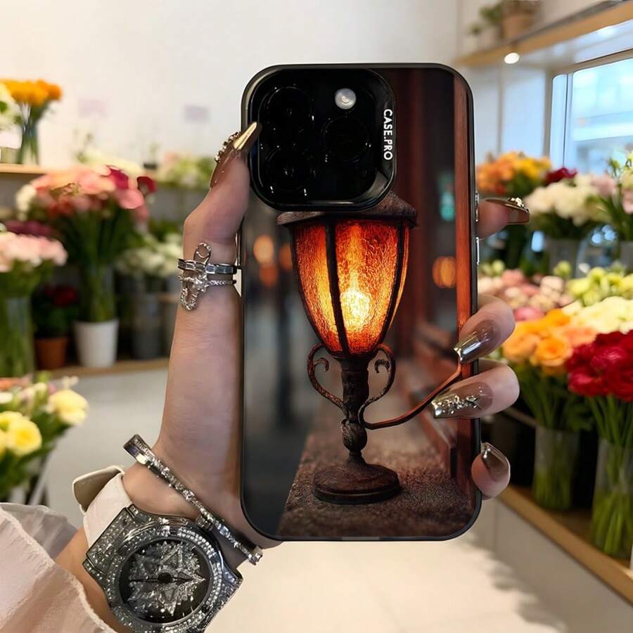 Cubierta de telefono con diseño de lámpara antigua en tono marrón dorado con detalles brillantes y texto CASETTO para uso diario y ocasiones especiales,Aplicable a los teléfonos de la serie Apple y Galaxy - Blanco - Ver 1