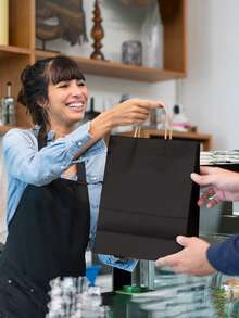 10/20个装牛皮纸礼品袋，带提手，适用于生日、婚礼、日常聚会、母亲节/毕业典礼等场合的礼品包装。牛皮纸礼品袋（黑色），可用于婚礼礼品、糖果包装、烘焙食品包装、烘焙手提袋。 - 黑色 - 查看 6