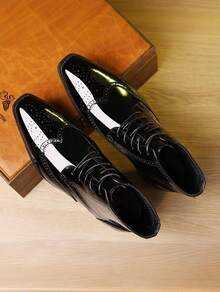 Men's Black Patent Leather Wingtip Dress Boots – Perforated Lace-Up High-Top Formal Shoes | Sleek Shiny Event & Office Footwear | Classic Dressy Ankle Boots - 黑色 - 查看 3