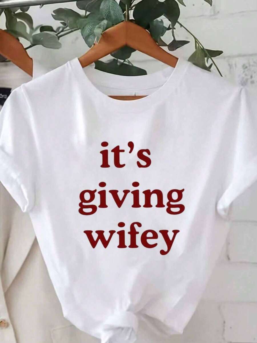 Camiseta "Its Giving Wifey" - Camiseta de novia, camiseta de recién casada, regalo de compromiso personalizado, luna de miel, camiseta del día de la boda, vibraciones de esposa, novia, talla grande, camiseta clásica de manga corta con gráfico impreso, top casual de verano blanco para mujer - Blanco - Ver 1
