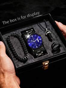 这款四件套腕表套装包含一块多功能石英表、一条黑色链式手链、一条银色项链和一枚男士戒指。时尚的套装采用全黑设计，搭配金属链条元素，散发出酷炫时尚的魅力。适合各种场合，例如圣诞派对、新年聚会和日常出行。 - 黑色 - 查看 17