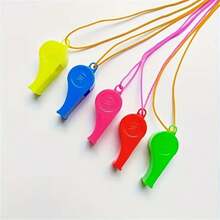 【带绳足球哨】嘉年华假日派对用品 12个装带绳足球哨 - 足球场设计派对礼品，裁判信号哨，颜色随机 - 适用于体育运动、课堂奖励、生日派对、教练使用 - 趣味设计