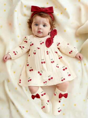 Neugeborenes Baby Mädchen Geschenkset - Kleid mit Schleife, Kirschenmuster, gerippter Stoff, mit Socken und Stirnband