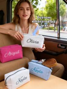 定制刺绣多功能收纳包 - 健身化妆包、洗漱包、伴娘包。采用华夫格面料，拉链封口，方便户外旅行、通勤和健身使用，小巧便携。可收纳化妆品、护肤品、洗漱用品和日常必需品，时尚个性化设计。是理想的伴娘礼物和必备的旅行/健身配件，兼具定制性、实用性和多功能性。 - 彩色 - 查看 2