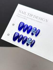 10 片纯手工制作的可佩戴美甲贴片，短杏仁形，按压式假指甲，简约风格，光滑亮泽的亮蓝色指甲表面，饰以手工雕刻的三维蓝色花朵，适合女性和女孩在日常场合和节日佩戴，附赠一套美甲贴片。 - 彩色 - 查看 1