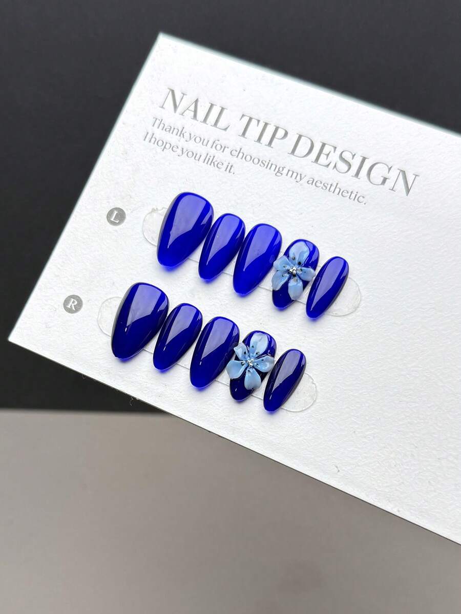 10 片纯手工制作的可佩戴美甲贴片，短杏仁形，按压式假指甲，简约风格，光滑亮泽的亮蓝色指甲表面，饰以手工雕刻的三维蓝色花朵，适合女性和女孩在日常场合和节日佩戴，附赠一套美甲贴片。 - 彩色 - 查看 1