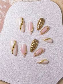 Bộ 10 miếng dán móng tay hình hạnh nhân màu trắng sữa thủ công, được trang trí bằng bột gương tròn vàng và họa tiết tương phản trắng sữa điểm xuyết hạt vàng. Bộ móng giả thanh lịch, lãng mạn và tối giản này toát lên vẻ tinh tế, gợi cảm và sang trọng. Thích hợp cho sử dụng hàng ngày, hẹn hò, hòa nhạc và các dịp công sở nhẹ nhàng, là món quà tuyệt vời dành cho phụ nữ và các cô gái. - Nhiều màu - Xem 6