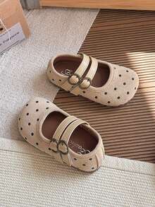 这款女童鞋采用浅米色波点面料，搭配同色系双扣设计，展现出可爱俏皮的风格。鞋垫上印有品牌标志。 - 杏色 - 查看 4