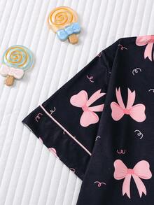 两件套可爱蝴蝶印花女童睡衣套装，黑色底粉色蝴蝶结装饰，休闲家居服套装，包含开襟T恤和宽松弹力腰短裤，适合儿童、青少年，可作居家服、睡衣或礼物。 - 黑色 - 查看 4