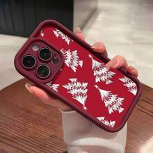Árboles de Navidad sobre fondo rojo con un estampado festivo. Esta elegante funda es compatible con los modelos  17, 16, 15, 14 Pro Max, 13, 12, 11, XR y XS Plus. Fabricada en silicona de vidrio, ofrece protección contra golpes y caídas, además de una sensación superior. Es un regalo ideal para familiares, amigos y seres queridos, y una opción perfecta para Año Nuevo. - Burdeos - Ver 2