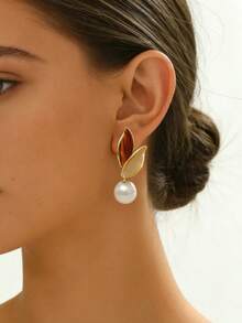 一对简约复古设计仿珍珠叶子耳钉，适合女性日常佩戴、宴会、派对等场合。 - 米棕色 - 查看 1