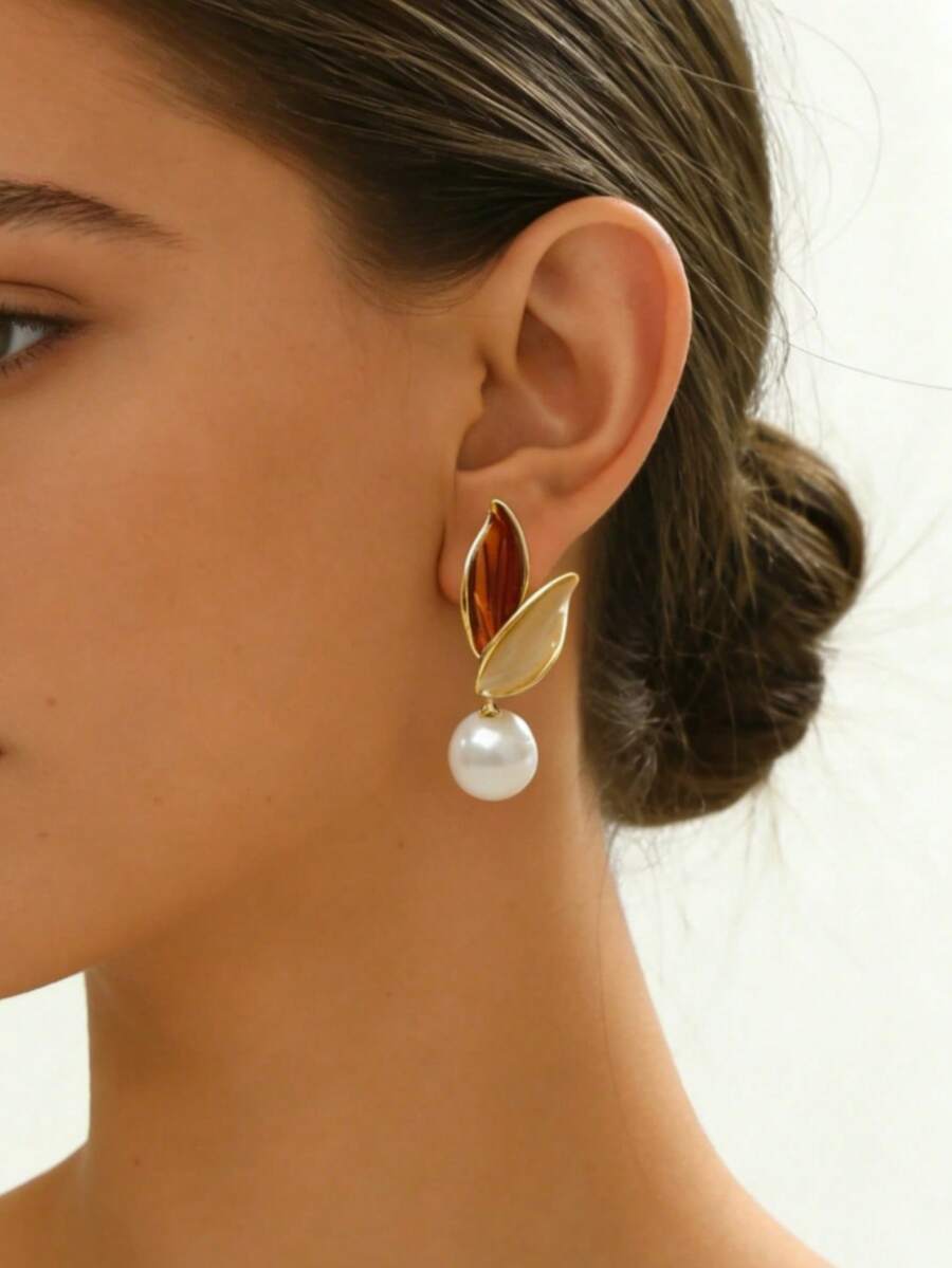 一对简约复古设计仿珍珠叶子耳钉，适合女性日常佩戴、宴会、派对等场合。 - 米棕色 - 查看 1