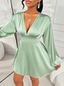 AIJ Amarilo 女士绿色缎面深V领灯笼袖褶皱喇叭迷你连衣裙 – 优雅的婚礼宾客礼服，完美适用于情人节约会、早午餐、春季鸡尾酒会和嘉年华装扮 - 薄荷綠 - 查看 1