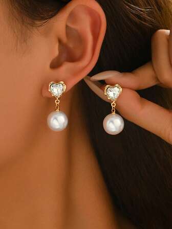 1 paire de boucles d'oreilles clous élégantes et minimalistes avec cœur et nœud, incrusté de perles et de faux gemmes. Convient pour le port quotidien, les fêtes, les mariages, la Saint-Valentin, la Fête des Mères. Accessoires de bijouterie.