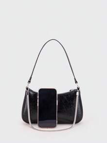 Eine zeitgenössische Tasche in Form eines französischen Baguettes, mit Metallketten-Details. Aus schwarzem PU-Leder gefertigt, bietet diese minimalistische Damen-Umhängetasche einen verstellbaren langen Riemen für das Tragen über der Schulter, was sie ideal für den täglichen Einkauf und ähnliche Anlässe macht.