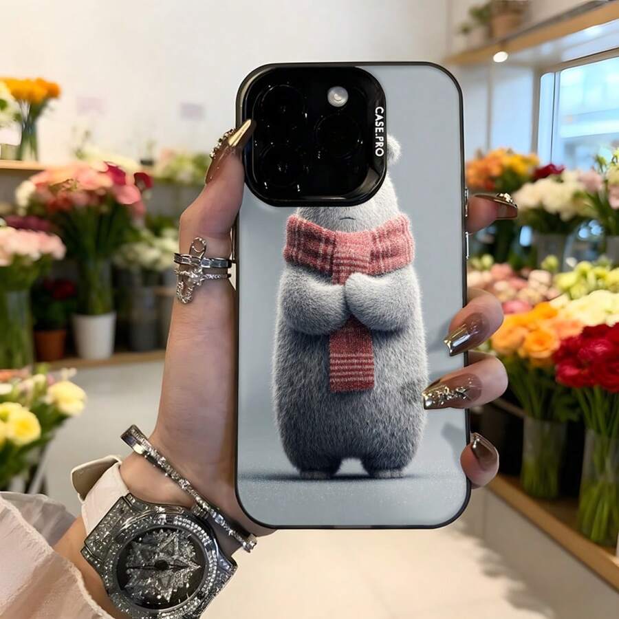 Cubierta de telefono con diseño de oso gris con bufanda rosa para iPhone 14 Pro Max color negro con texto CASETTO ideal para uso diario y regalo,Aplicable a los teléfonos de la serie Apple y Galaxy - Negro - Ver 1